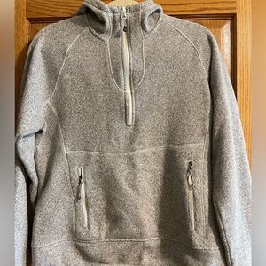 North face 1/2 zip pullover, like new condition